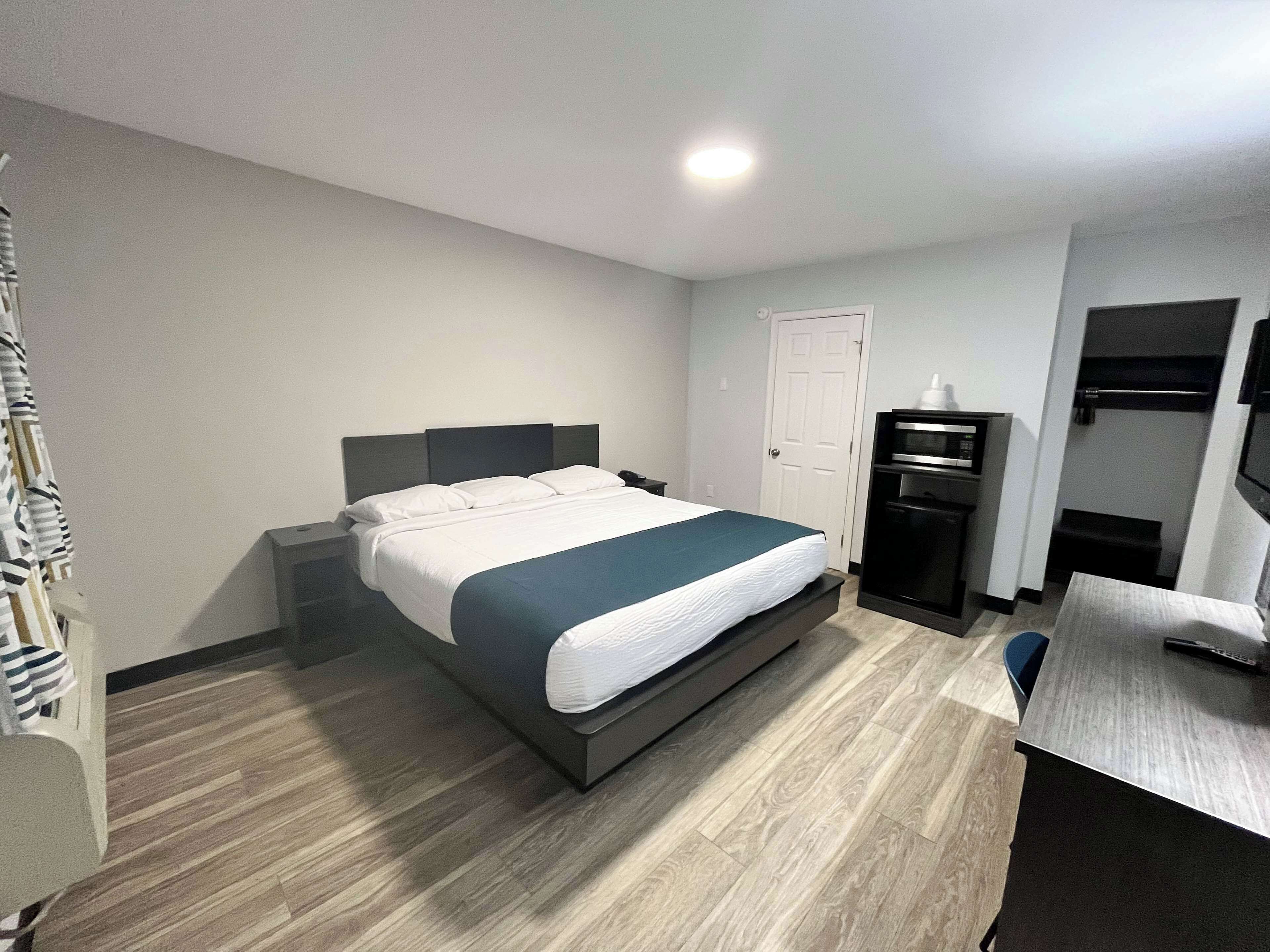 Select Comfort -patjalliset sängyt, työpöytä, ilmainen Wi-Fi