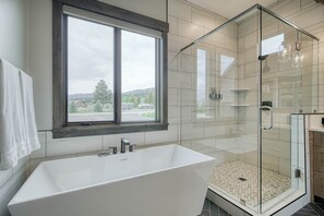 Badewanne, Haartrockner, Handtücher
