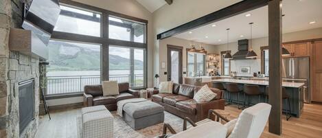 Televisio, takka, videopelikonsoli, pöytätennispöytä