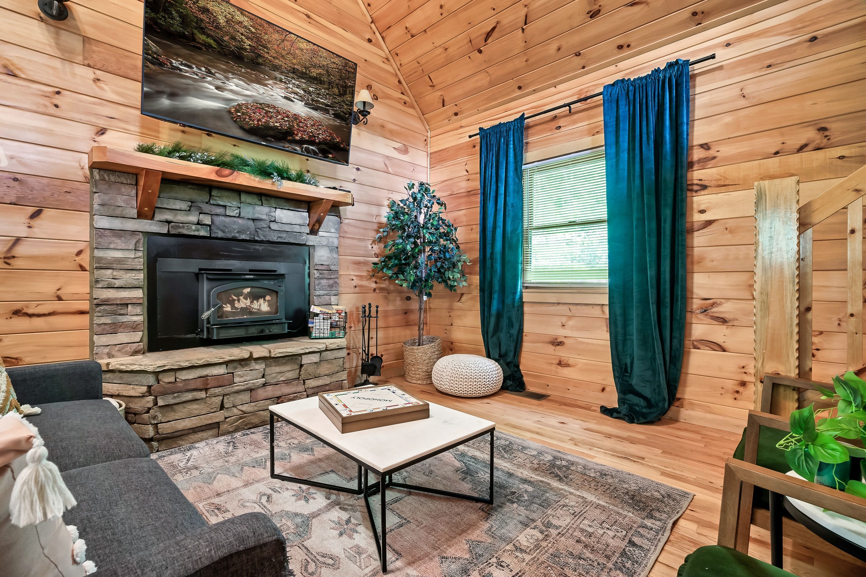 Cozy + Secluded Log Cabin| Pet-friendly! - Wears Valley, TN