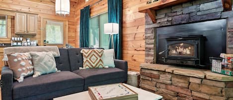 Una Smart TV, una chimenea, libros