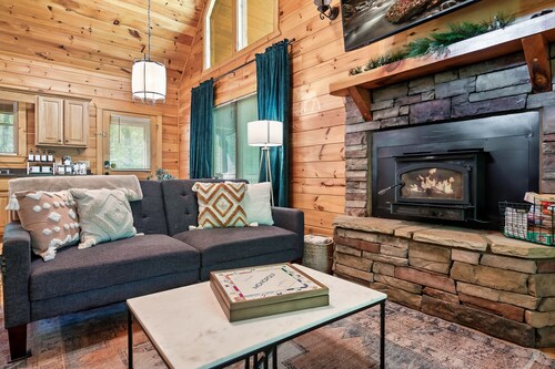 COZY + Secluded Log Cabin| Pet-Friendly!