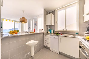 Køleskab, mikrobølgeovn, ovn, kogeplade