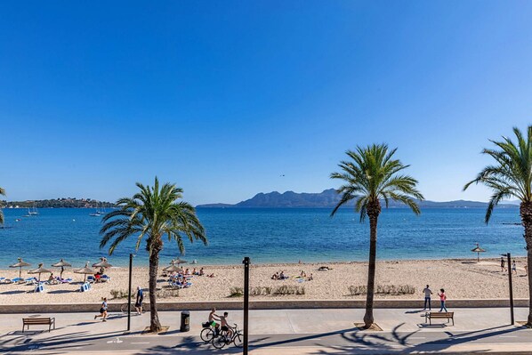 On the beach - Incredible apartment on the seafront, with A/C, high speed internet and solarium. (Puerto Pollensa)