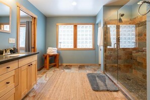 Combined shower/bathtub, hair dryer, towels - The Smitty Place- family friendly, near downtown, great parking! (McCall)