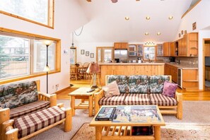 Smart TV, chimenea, videojuegos y reproductor de DVD 