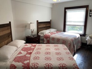 4 bedrooms, free WiFi, bed sheets - Downtown Lake Geneva Wisconsin Charm Sleeps10 (Lake Geneva)
