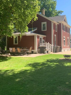 Outdoor dining - Downtown Lake Geneva Wisconsin Charm Sleeps10 (Lake Geneva)