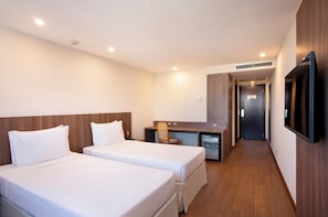 A hotel room with two beds, a desk, a chair, and a television. - Windsor Tower Hotel (Rio de Janeiro)