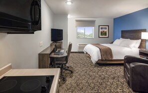 Premium bedding, pillowtop beds, desk, laptop workspace - My Place Hotel-Wenatchee WA (Wenatchee)