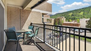 Outdoor dining - Vail 2-bedroom condo with pool/hottub (Vail)