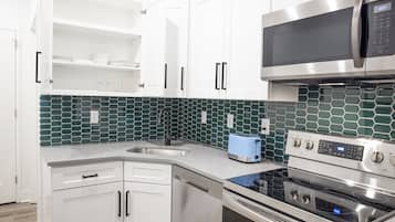 Studio Suite Deluxe | Màn/rèm cản sáng, phòng cách âm, bàn ủi/dụng cụ ủi quần áo