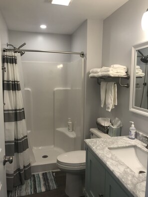 Dusj, hårføner, håndklær og såpe