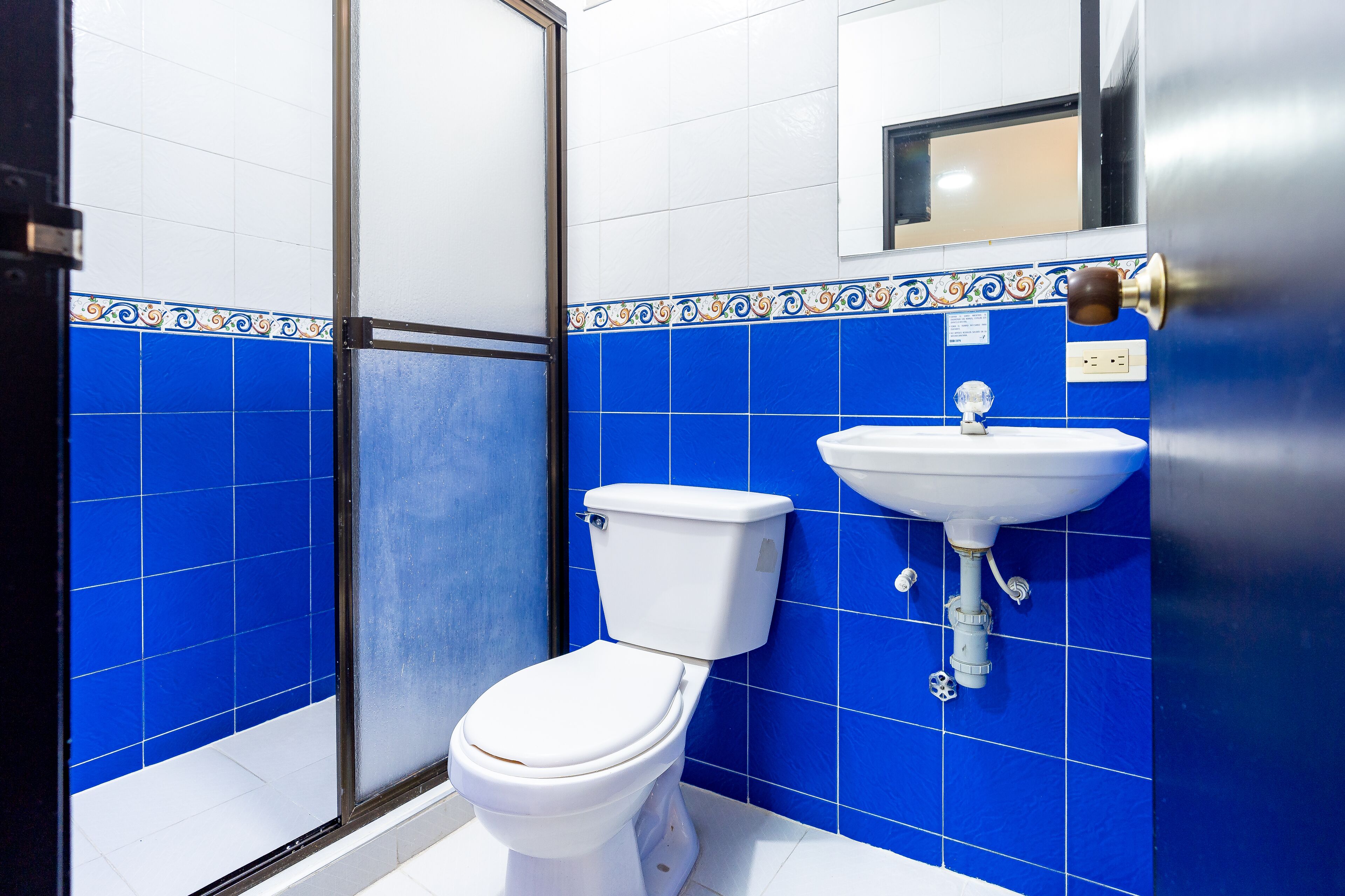 Quarto triplo | Banheiro | Chuveiro, produtos de toalete grátis, toalhas de banho, sabonete