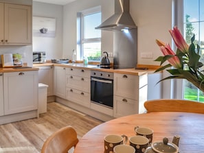Oven, dishwasher, high chair, freezer - A superb 4 bedroomed cottage with glorious gardens and stunning sea views. (Newton Stewart)
