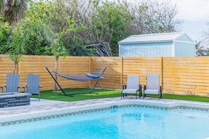 Alberca climatizada y camastros