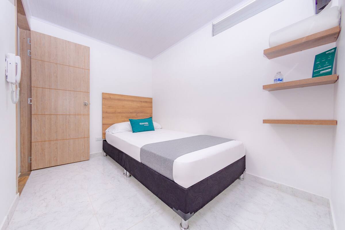 Hypo-allergenic bedding, free WiFi, bed sheets
