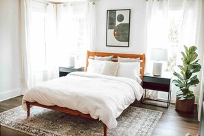 3 chambres, fer et planche à repasser, lit de bébé portatif