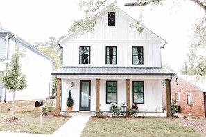 Exterior - Stylish 3BR Game Day Home by MHM Luxury Properties (Athens)