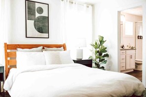 3 slaapkamers, een strijkplank/strijkijzer, reisbedje, gratis wifi