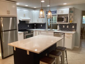 Refrigerador, microondas, horno, placa de cocina