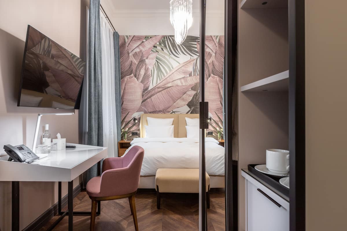 Superior Double Room | 1 bedroom, premium bedding, minibar, in-room safe
