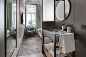 Standard-Doppelzimmer | Badezimmer | Kostenlose Toilettenartikel, Haartrockner, Bademäntel, Hausschuhe