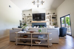 Smart TV, video games, books, stereo - Desert Pickle-ball Paradise in Scottsdale (Scottsdale)