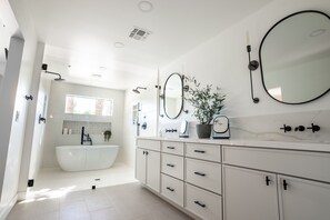 Baignoire, séchoir à cheveux, serviettes fournies, savon