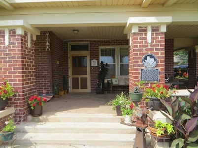 Historic Lisenby-Campbell House; Spacious, Historic & Tastefully Updated.