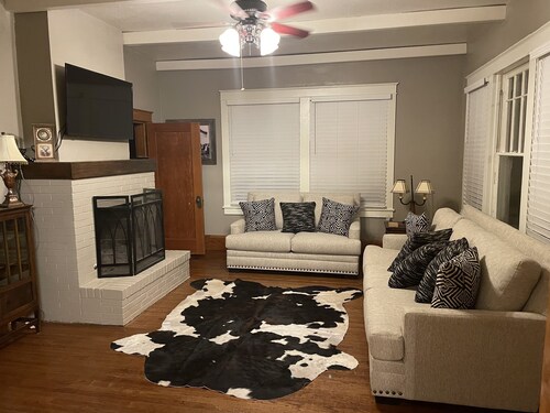 Historic Lisenby-Campbell House; Spacious, Historic & Tastefully Updated.