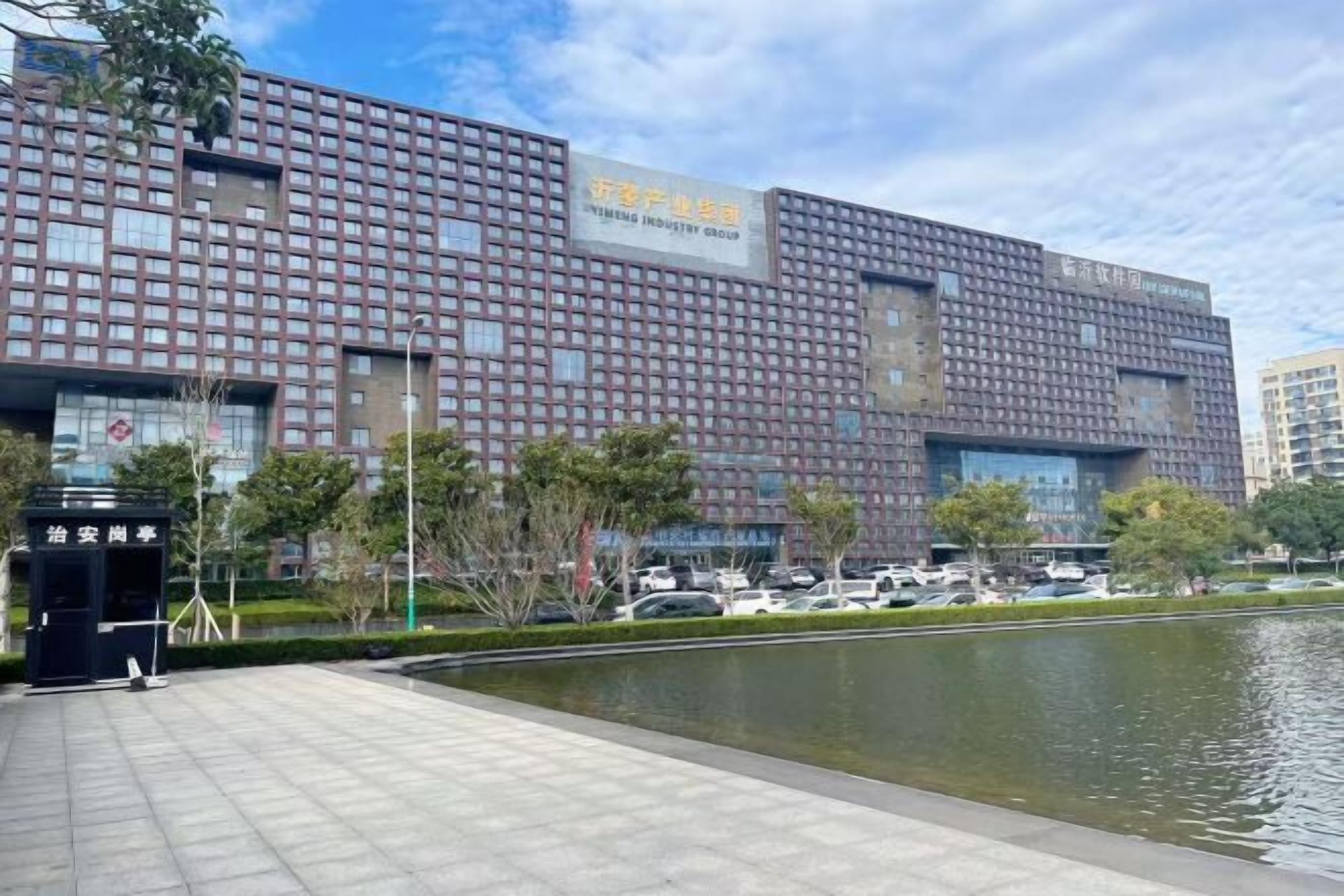 المنشأة من الخارج