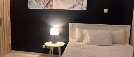 1 chambre, fer et planche à repasser, Wi-Fi gratuit, draps fournis
