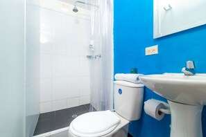 Twin kamer | Badkamer | Een douche, gratis toiletartikelen, handdoeken, zeep