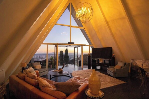 Televisor, llar de foc, estèreo i oficines