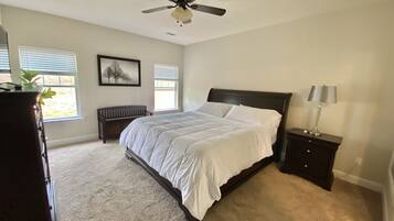 4 chambres, bureau, fer et planche à repasser, lit parapluie