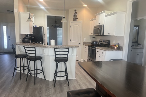 Frigorífico, microondas, horno y placa de cocina