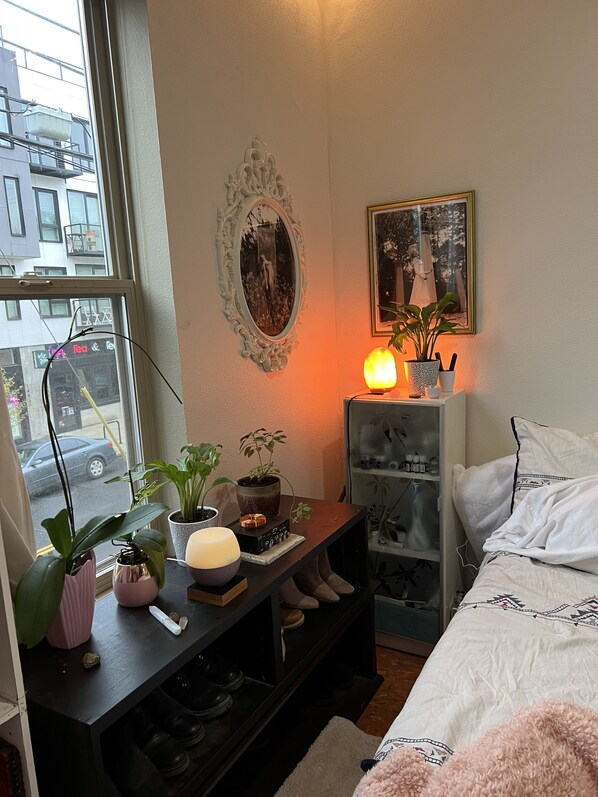 1 bedroom, desk, iron/ironing board, free WiFi - The ART+FASHION+LOFT in the NE Alberta Arts District. (Portland)