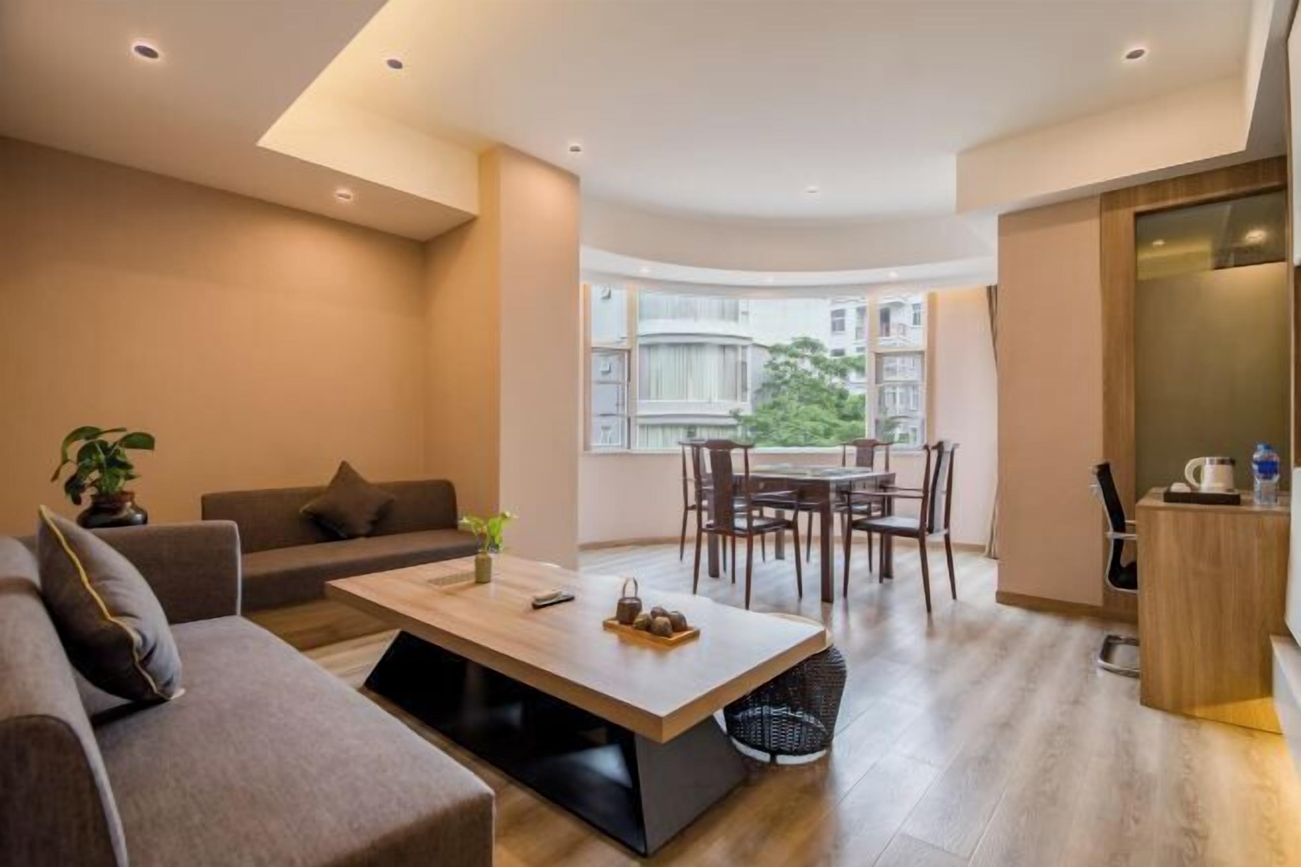 Una sala de estar moderna con un sofá, una mesa de centro y un comedor.