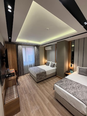 Quarto triplo urbano | Wi-Fi de cortesia, roupa de cama