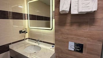Pancuran hujan, pengering rambut, jubah mandi, dan handuk