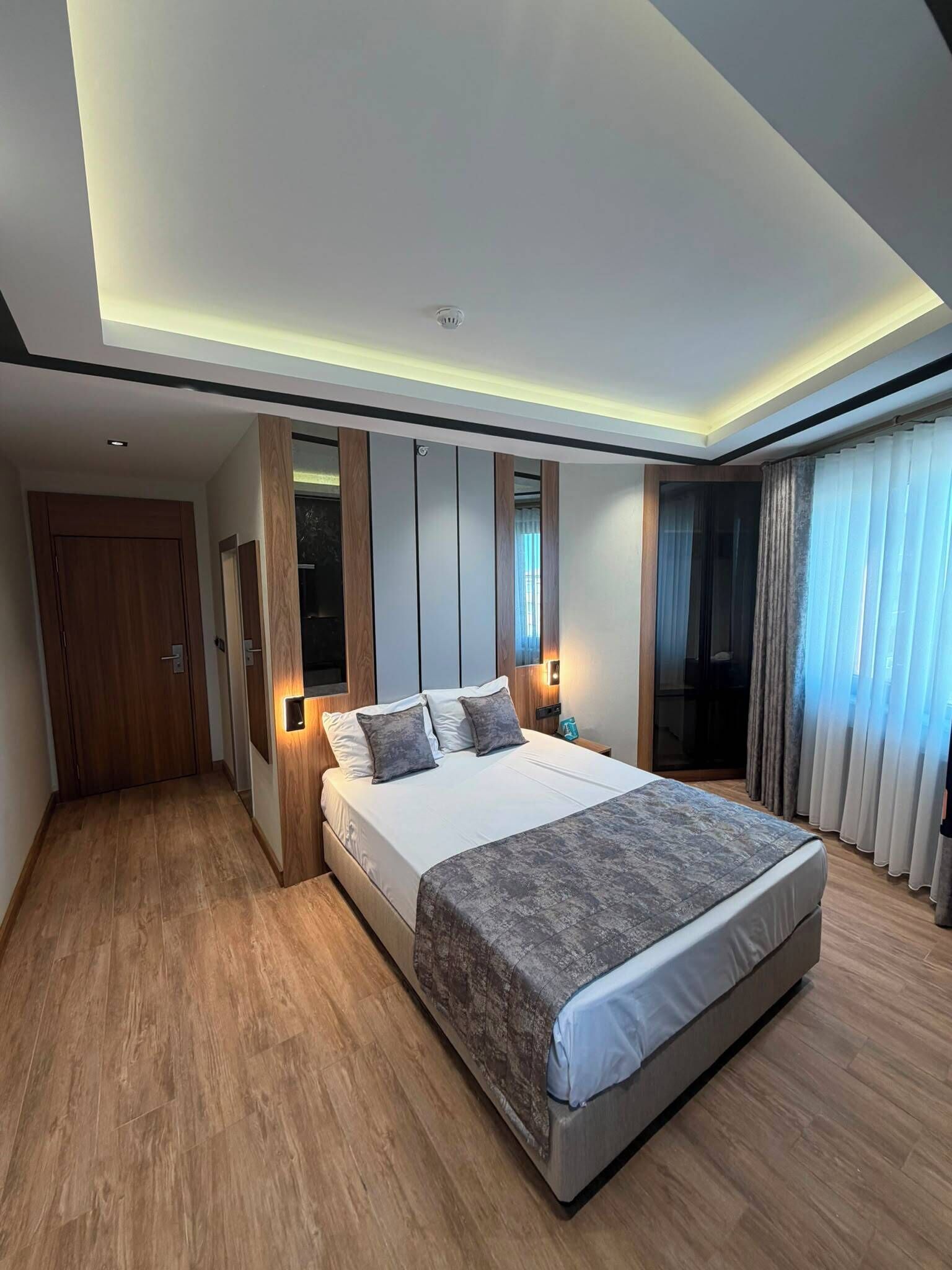 Quarto solteiro urbano, 1 cama King, para não fumantes, vista para a cidade | Wi-Fi de cortesia, roupa de cama