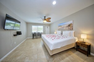 Egyptian cotton sheets, premium bedding, pillowtop beds, desk