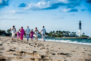Beach nearby, white sand - Surf and Sand Seaside (Pompano Beach)