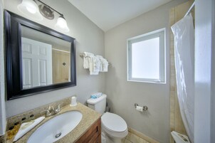 Combined shower/tub, free toiletries, hair dryer, towels