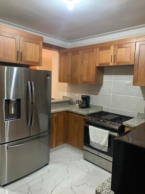 Kühlschrank, Mikrowelle, Kochgeschirr/Geschirr/Besteck