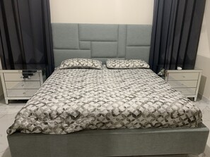 3 bedrooms, desk, iron/ironing board, free WiFi