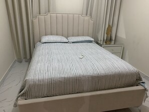3 chambres, bureau, fer et planche à repasser, accès au Wi-Fi (inclus)