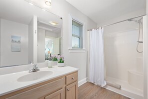 Combined shower/bathtub, hair dryer, towels