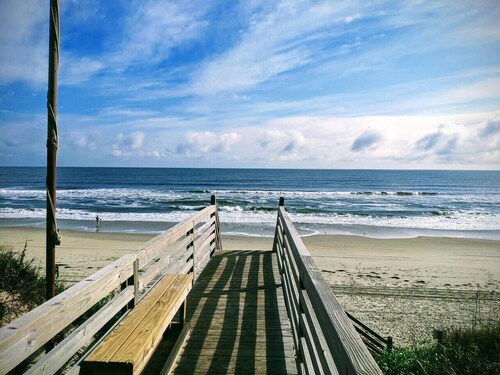 Sea Haven- Heated Salt Water Pool, Sleeps 16, Dogs OK! 500ft to beach, Hot Tub